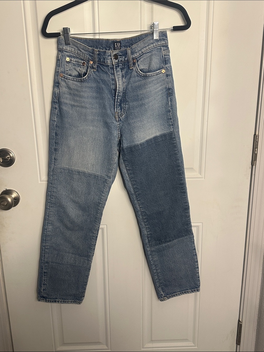 Gap straight leg high rise jeans. Button fly size 4/27. Super cute details